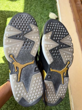 Jordan 6 Retro Negro y Dorado