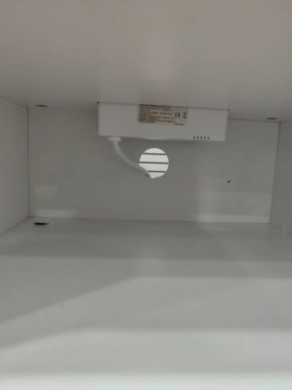 Mesita de noche blanca con enchufes