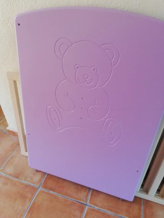 Cuna de madera lacada con osito