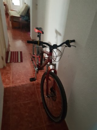 Bicicleta de montaña roja y negra