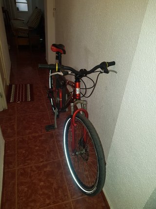 Bicicleta de montaña roja y negra