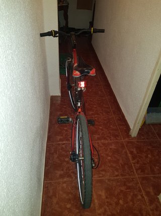 Bicicleta de montaña roja y negra