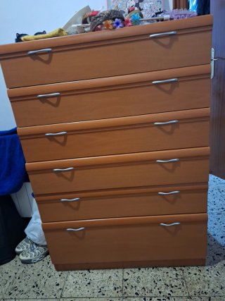 Cómoda de madera marrón
