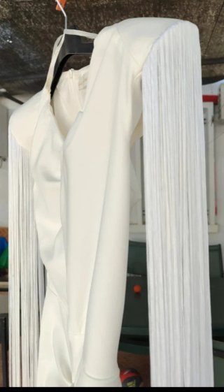 Traje de fiesta blanco con flecos