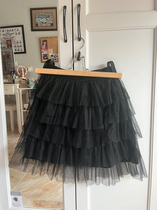 Falda de tul negra con volantes