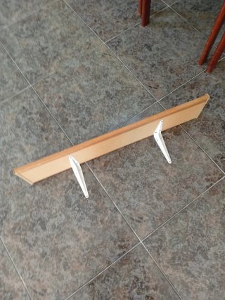 Estantería de madera marrón