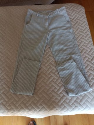 Pantalón de rayas gris y blanco