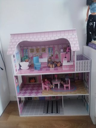 Casa de muñecas con 3 plantas