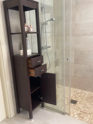 Estantería de baño alta madera oscura