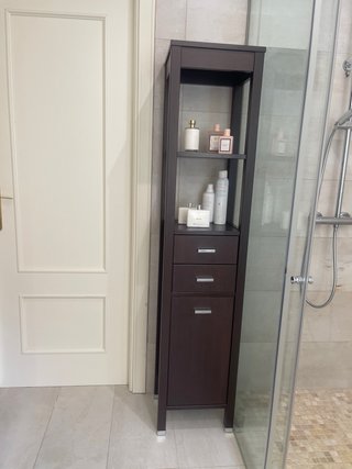 Estantería de baño alta madera oscura