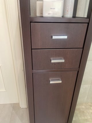 Estantería de baño alta madera oscura