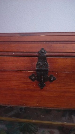 Baúl de Madera con Herrajes Metálicos