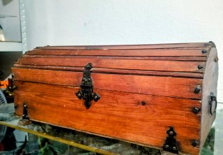 Baúl de Madera con Herrajes Metálicos