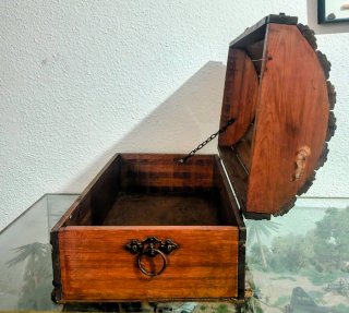 Baúl de Madera con Herrajes Metálicos