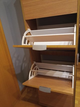 Zapatero de madera con espejo