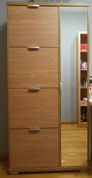 Zapatero de madera con espejo
