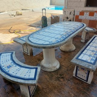 Conjunto mesa y bancos hormigón y cerámica