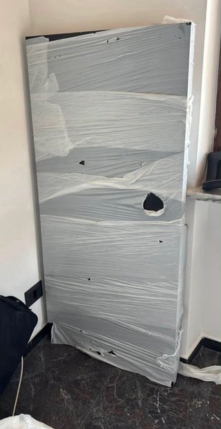 Scrivania Malm grande Ikea nera.