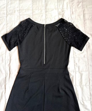 Abito mini nero, maniche in pizzo di Motivi | Tg.S