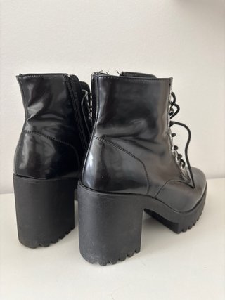Botas negras con plataforma y cordones