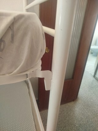 Litera metálica blanca con colchones incluidos