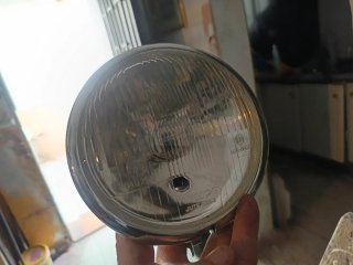 Faro de moto cromado