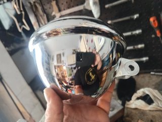 Faro de moto cromado