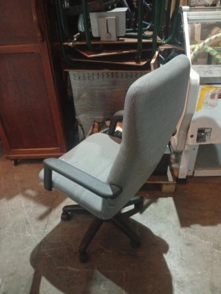 Silla de oficina gris con ruedas
