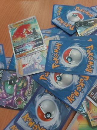 Cartas Pokémon falsos