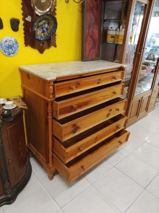 Cómoda de pino con tapa de mármol