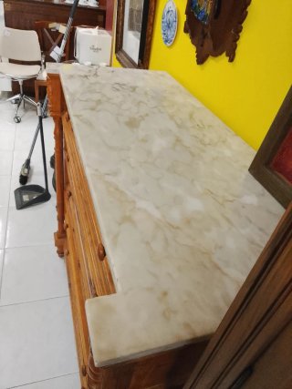 Cómoda de pino con tapa de mármol