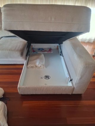Sofá  tres plazas beige con chaise longue