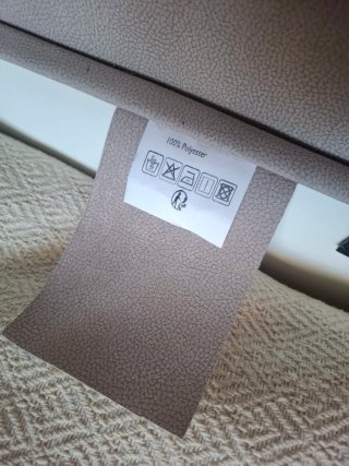 Sofá  tres plazas beige con chaise longue
