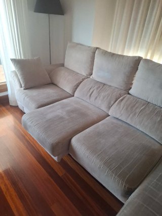 Sofá  tres plazas beige con chaise longue