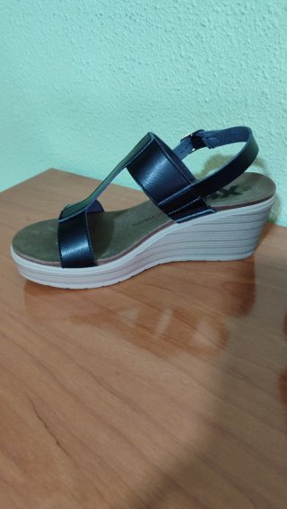 Sandalias cuña XTI negras y beige
