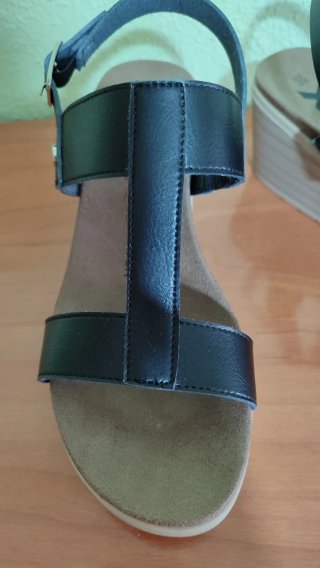 Sandalias cuña XTI negras y beige