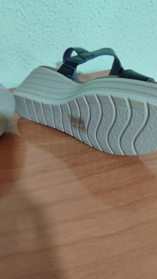 Sandalias cuña XTI negras y beige