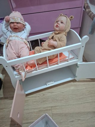 Cuna de muñeca y muñeca