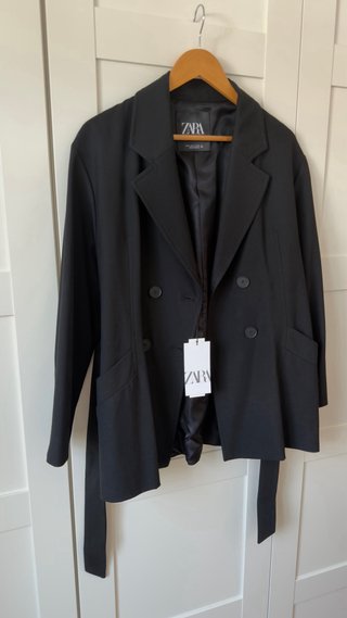 Blazer Zara negro con cinturón