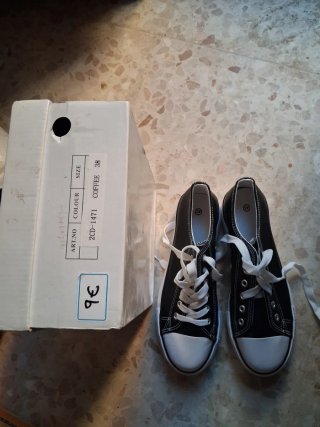 Zapatillas deportivas negras y blancas talla 38