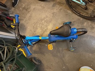 Bicicleta infantil azul con ruedines