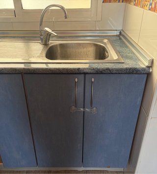 Muebles de cocina azules y marrones