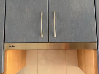 Muebles de cocina azules y marrones