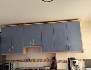 Muebles de cocina azules y marrones