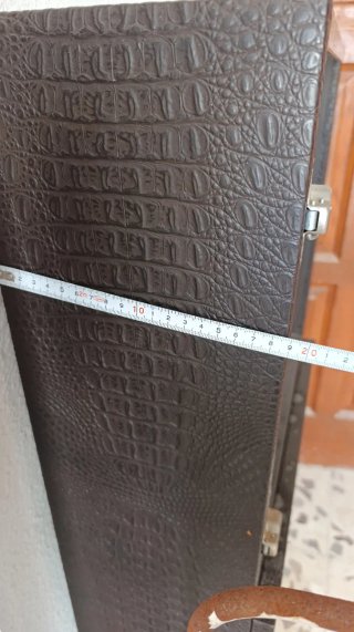 Mueble estantería con puerta de cristal