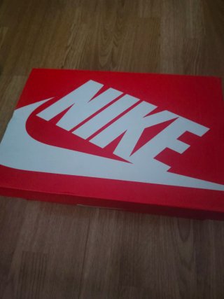 Zapatillas Nike grises y blancas sin estrenar