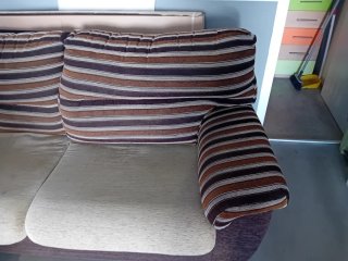 Sofá de tela beige y marrón
