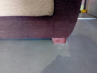 Sofá de tela beige y marrón