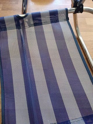 Silla plegable playa azul y plateada Corte inglés.
