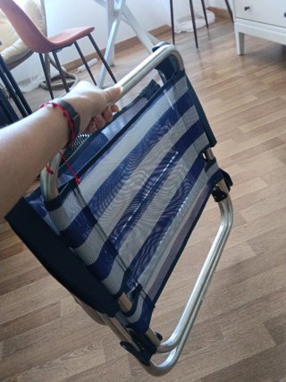 Silla plegable playa azul y plateada Corte inglés.